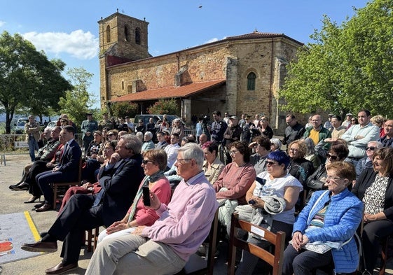 En primera línea, Claudie Navarro, hija de Felisa Montes Maza, acompañada por autoridades políticas.
