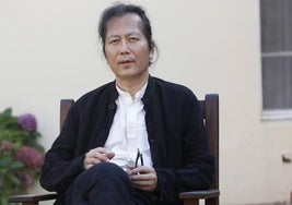 Byung-Chul Han posa en Caballerizas hace menos de tres años, antes de su conferencia.