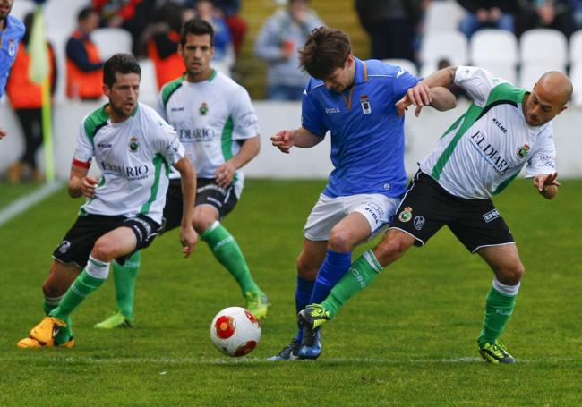 Andreu, Orfila y Ander Lafuente rodean a un jugador del Oviedo en el choque de 2014.