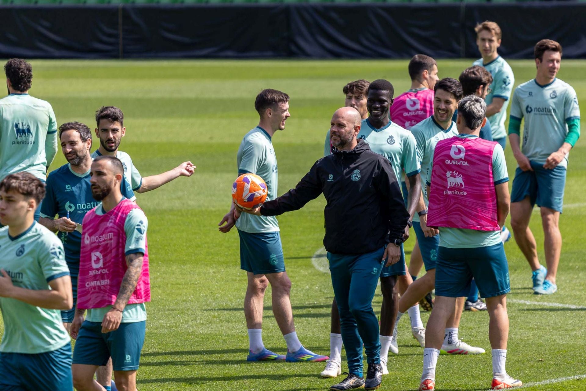 José Alberto ofrece el balón a Andrés Martín.