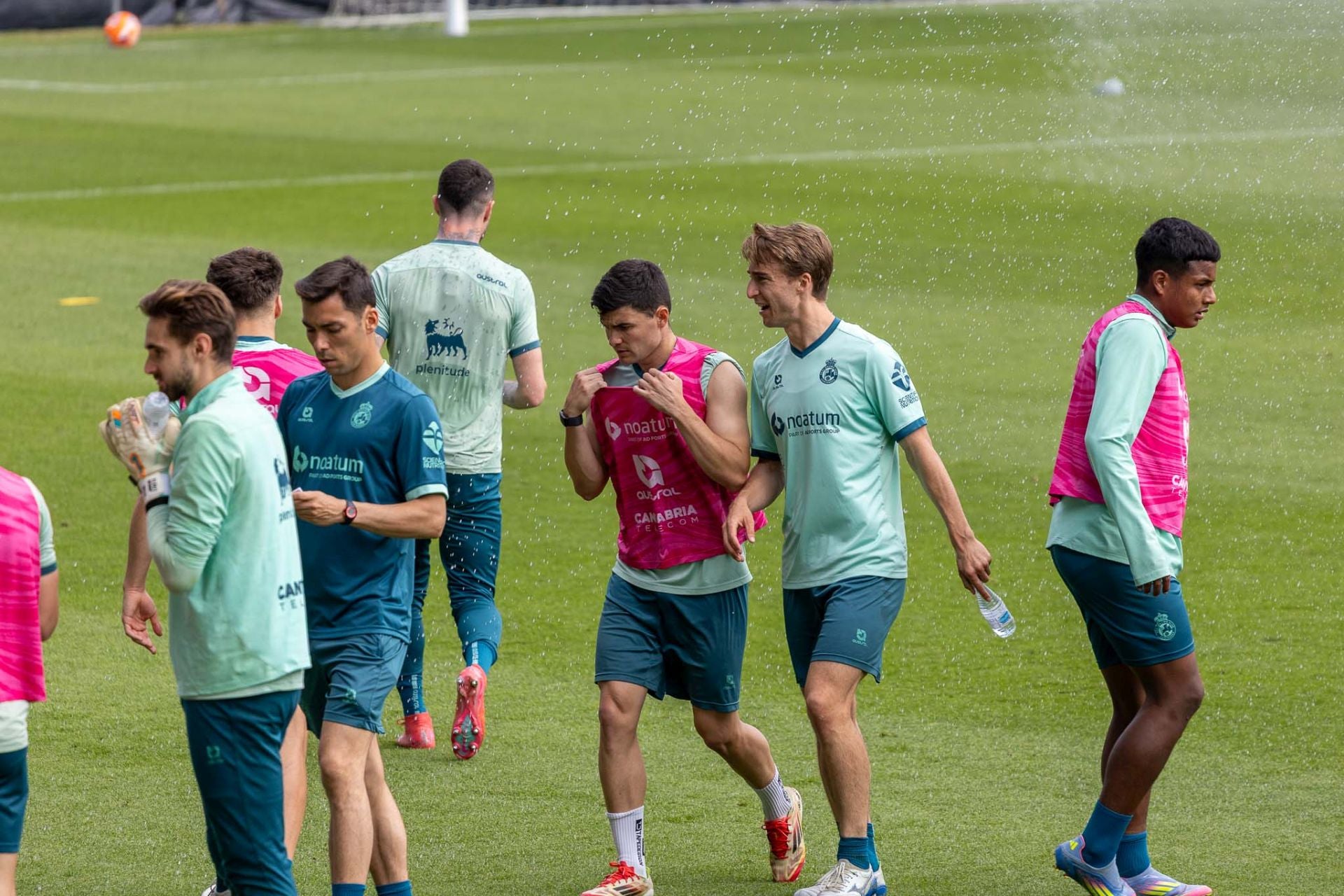 Jugadores del Racing durante el entrenamiento en Los Campos de Sport.