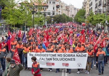 Trabajadores de Brigestone de Puente San Miguel en la manifestación del pasado Primero de Mayo en Santander.