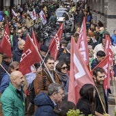 Docentes durante una manifestación con banderas de Comisiones Obreras.
