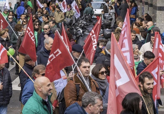 Docentes durante una manifestación con banderas de Comisiones Obreras.