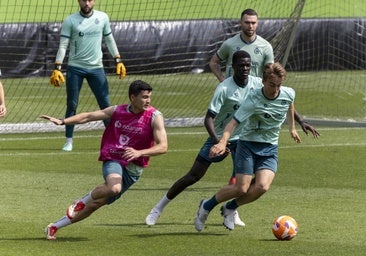 Aldasoro, con peto rosa, intenta robar el balón a Javi Castro