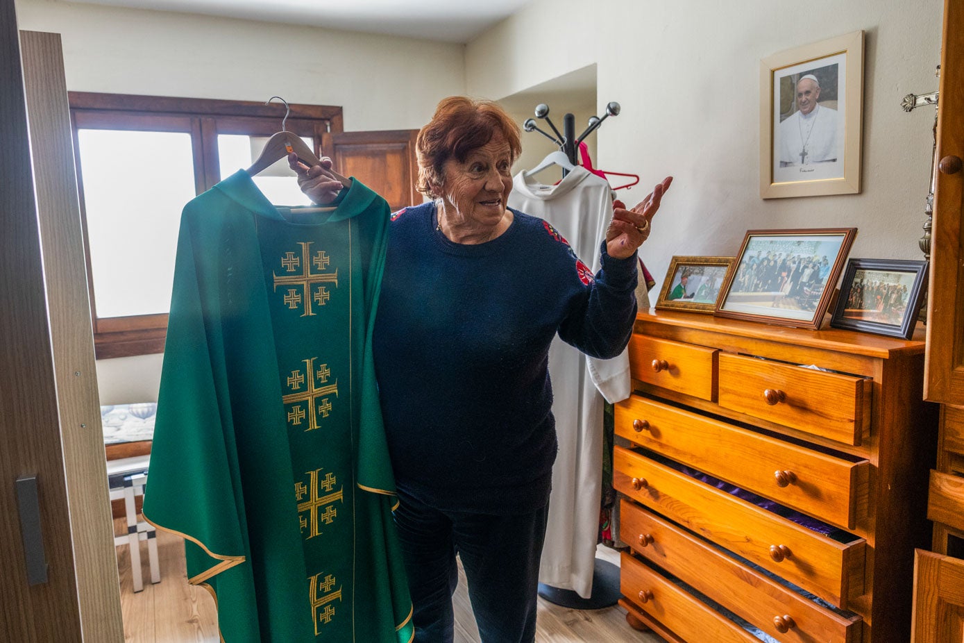 Elena Delgado, en la sacristía donde varias fotografías recuerdan la visita del cardenal Tagle en octubre de 2017.
