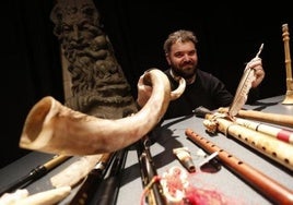 Abraham Cupeiro, con algunos de los instrumentos antiguos que utiliza en sus conciertos.