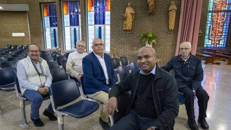 De izquierda a derecha, los padres Rubén París, Benito Gómez, Jesús Sedano, Robert Roy y Mariano Hernando, en la iglesia de Los Agustinos de Santander.