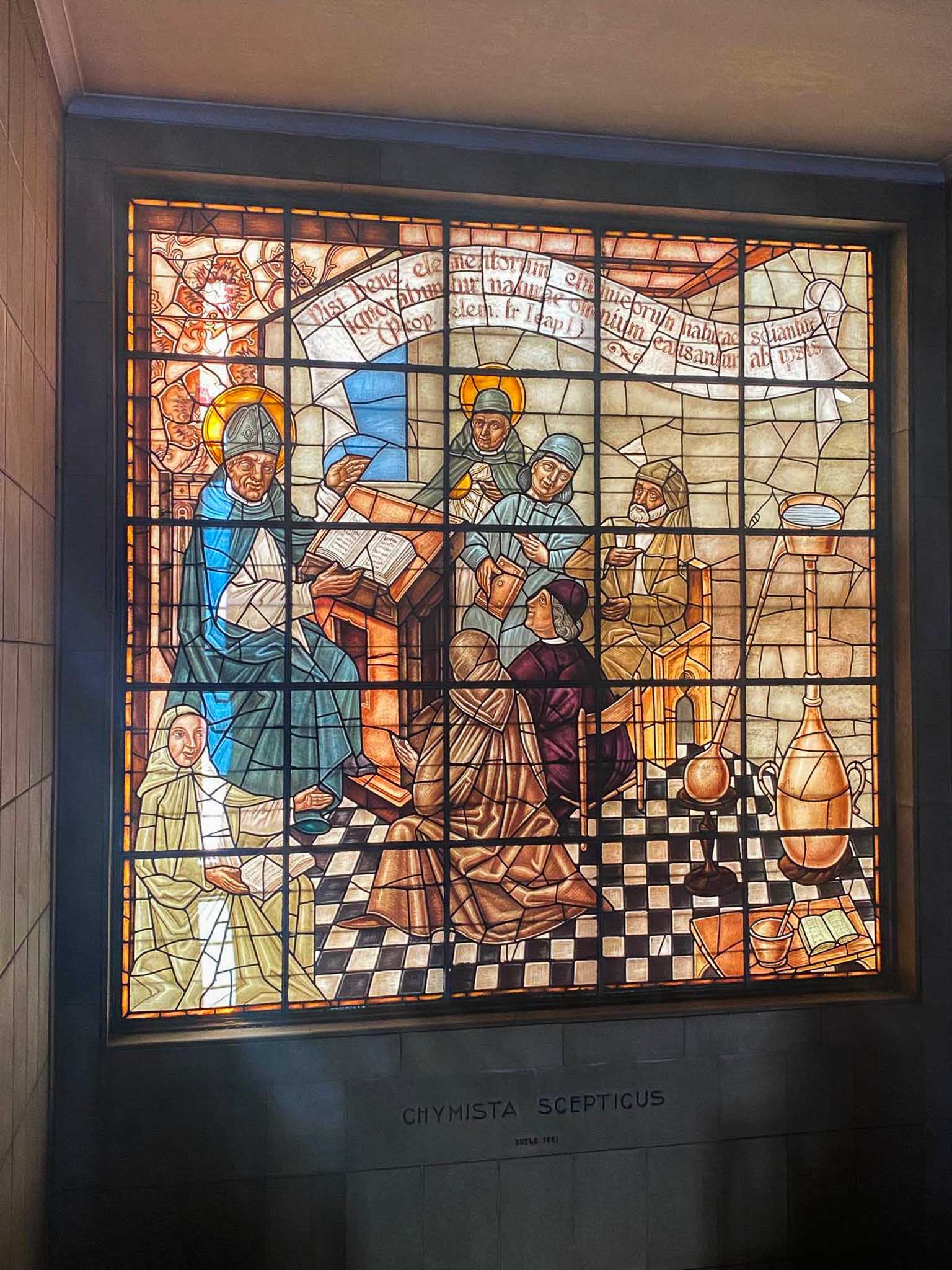 El arte en vidrieras, pinturas y documentos suponen solo una parte de la ingente cantidad de material que permanece en el interior de la fábrica. 