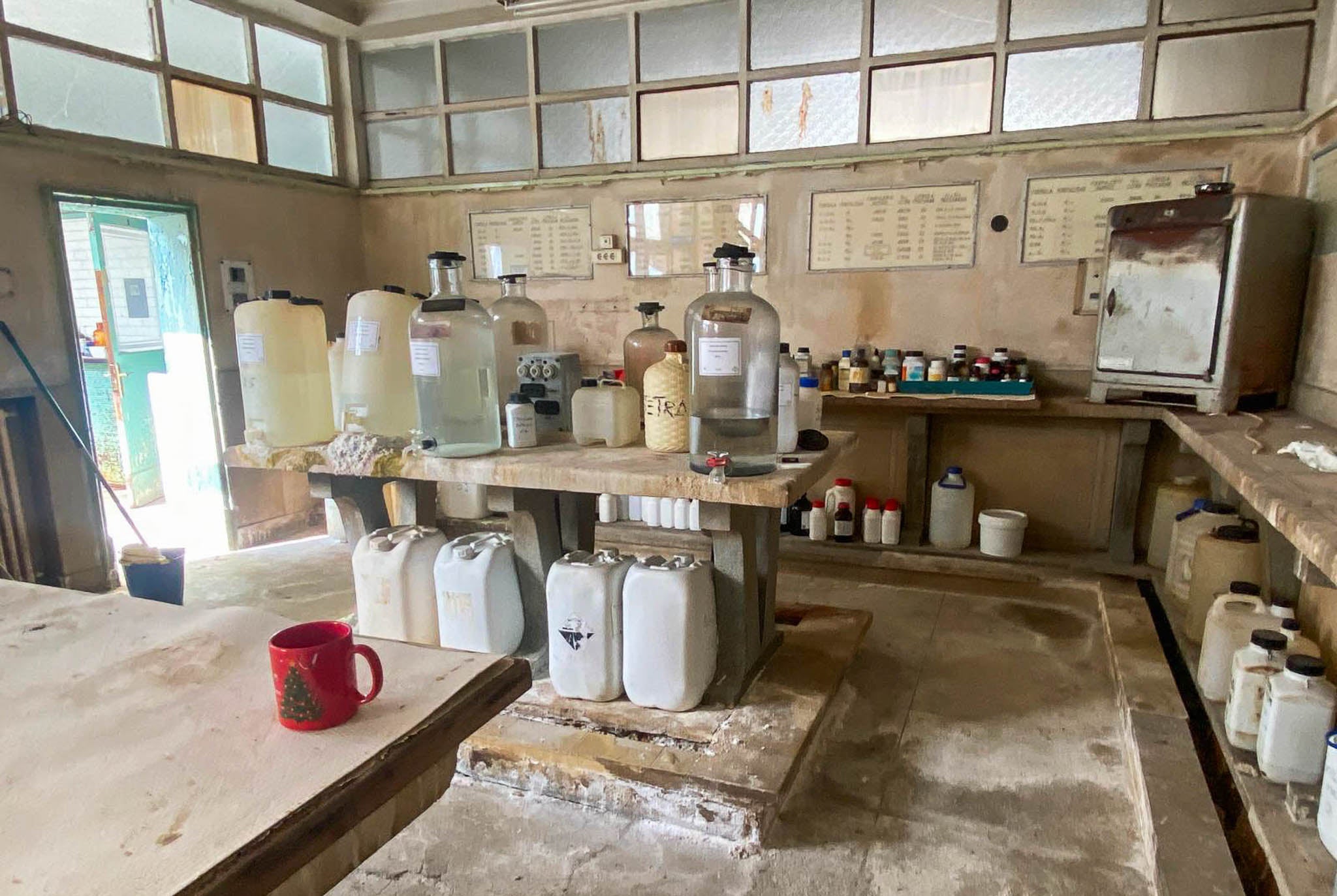 Laboratorio, donde quedan matraces y botellas con contenido químico.