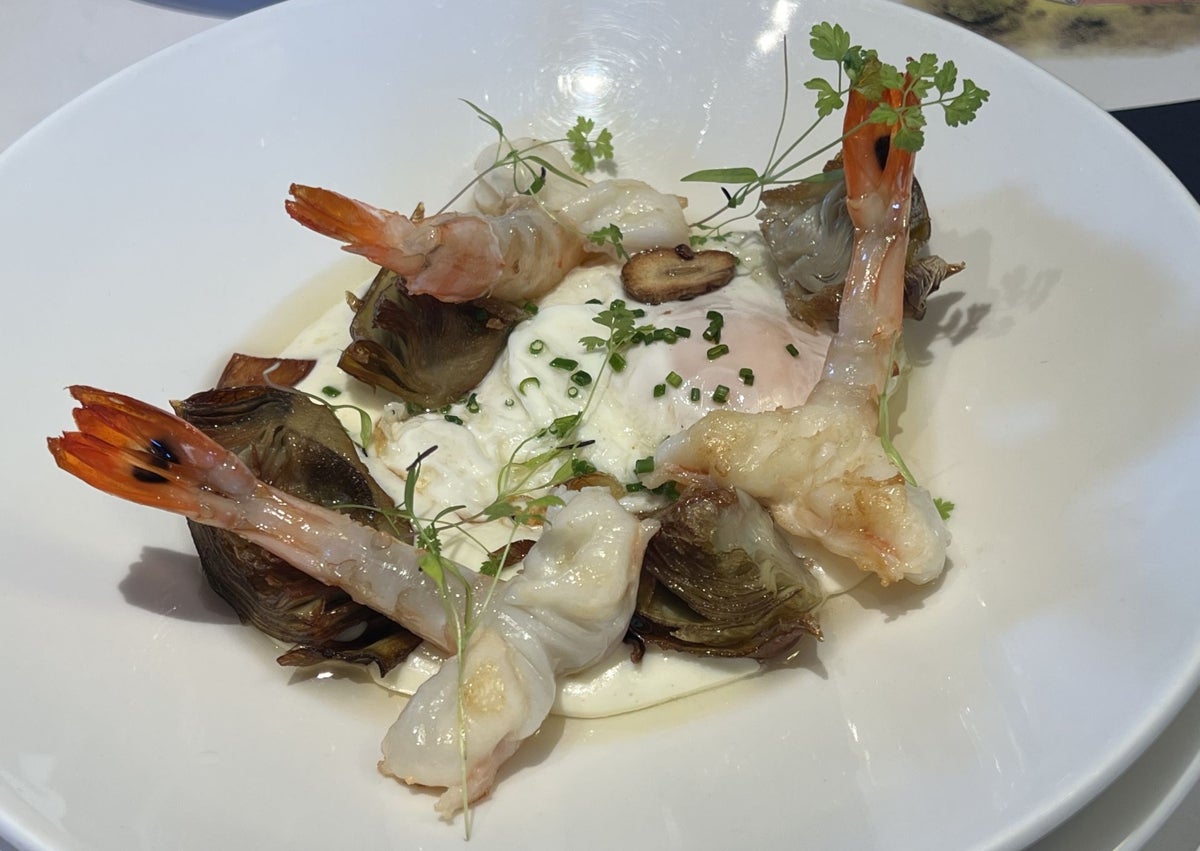 Imagen secundaria 1 - Revuelto de perrechicos; alcachofas, huevo y langostinos y bacalao al ajo arriero. 