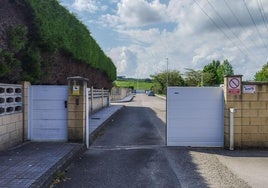 El vial objeto de polémica en el interior de la urbanización Las Pérgolas, separada del resto por una puerta corredera.