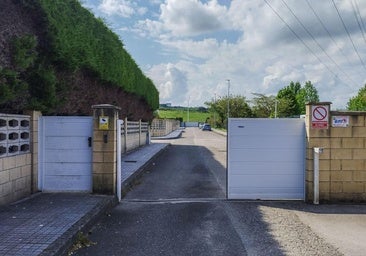 El vial objeto de polémica en el interior de la urbanización Las Pérgolas, separada del resto por una puerta corredera.