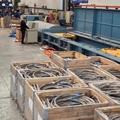 Un trabajador de la empresa junto a los cables de acero fabricados.