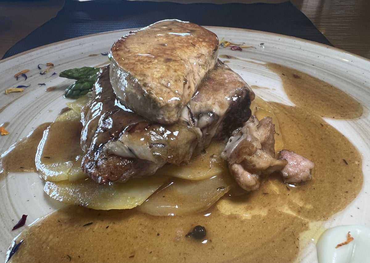 Imagen secundaria 1 - Lubina sobre patatas con guarnición de perrechicos y salsa; paletilla lechal con hígado de pato y jugo de tomillo y tarta de queso con helado, fresa y chocolate.