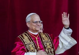 El Papa León XIV, mientras saludaba en el balcón de la Basílica de San Pedro del Vaticano.