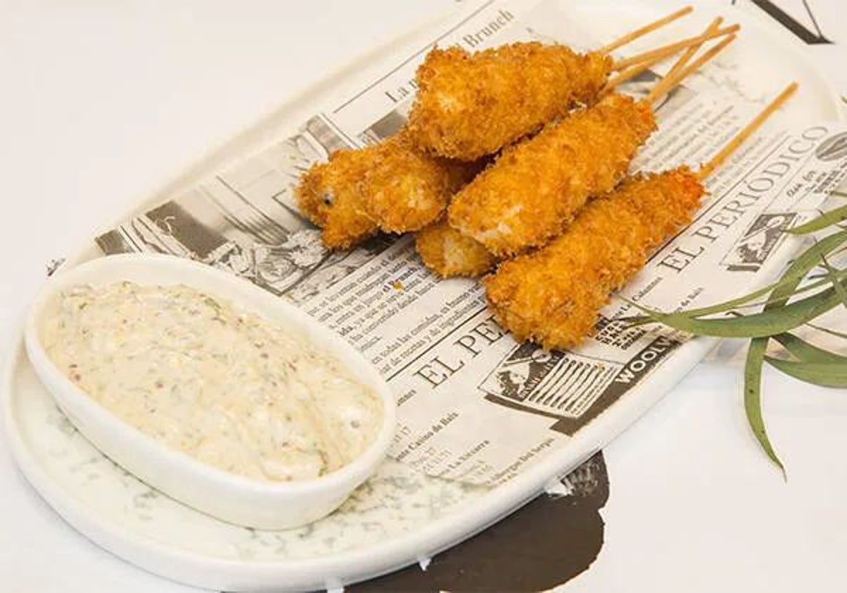 Brochetas de langostino con salsa tártara asiática