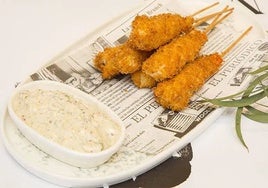 Brochetas de langostino acompañadas de su salsa tártara asiática.