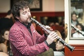 Nacho Mastretta nació en Barcelona y pronto su familia se trasladó a Santander donde comenzó su formación como músico.