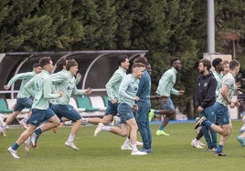 Los jugadores del Racing corren durante una sesión en las Instalaciones Nando Yosu.