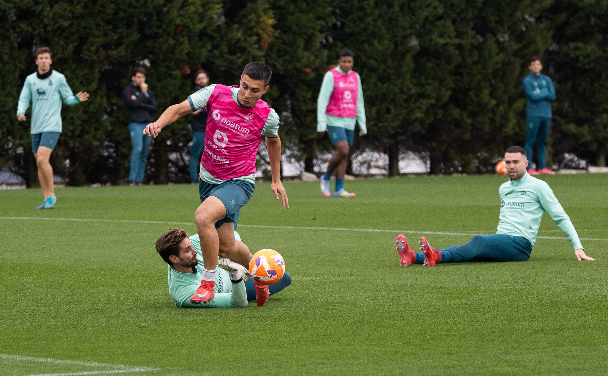 Ezkieta intenta detener el balón que conduce Karrikaburu.
