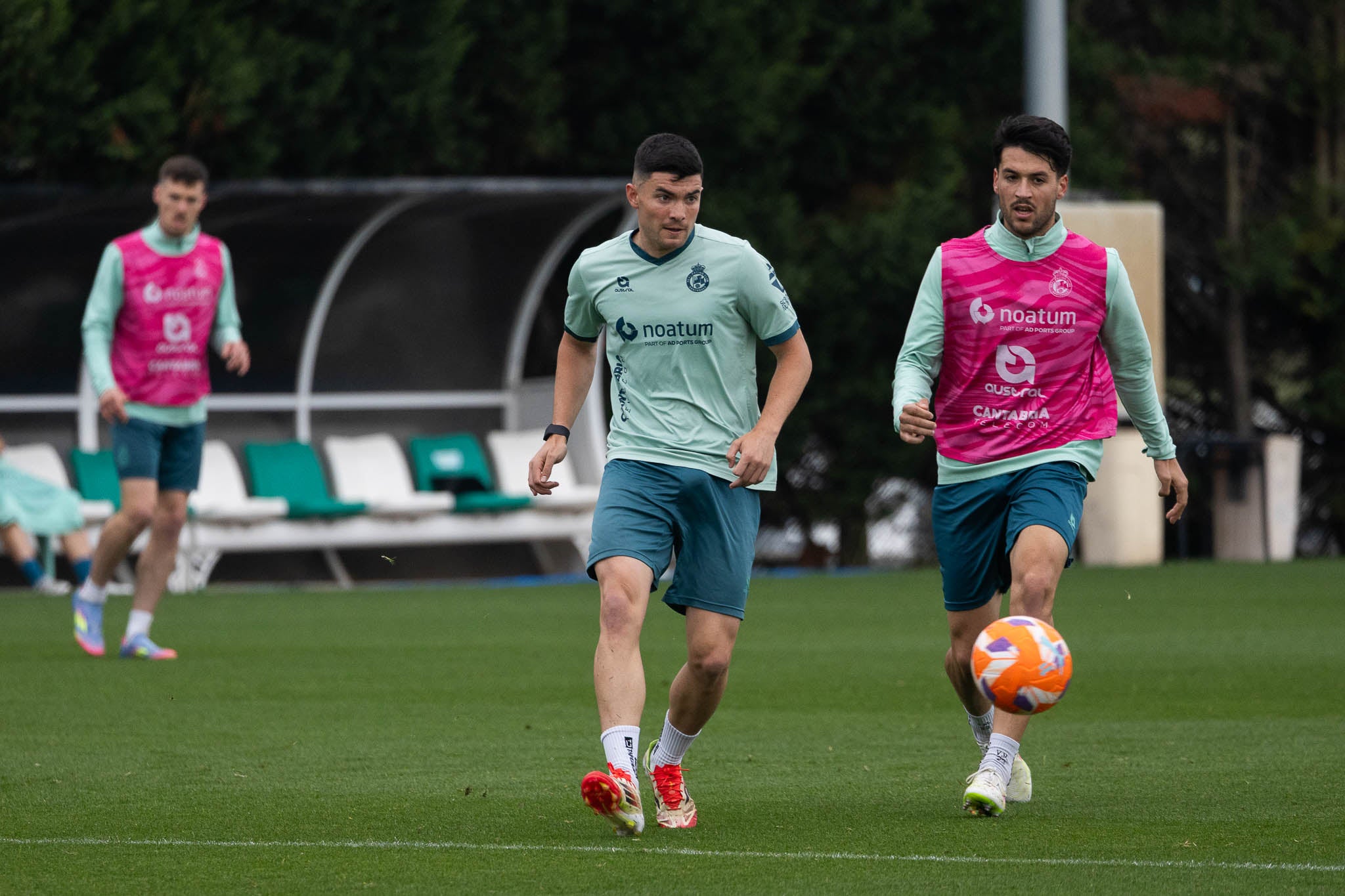 Aldasoro y Meseguer persiguen la pelota.