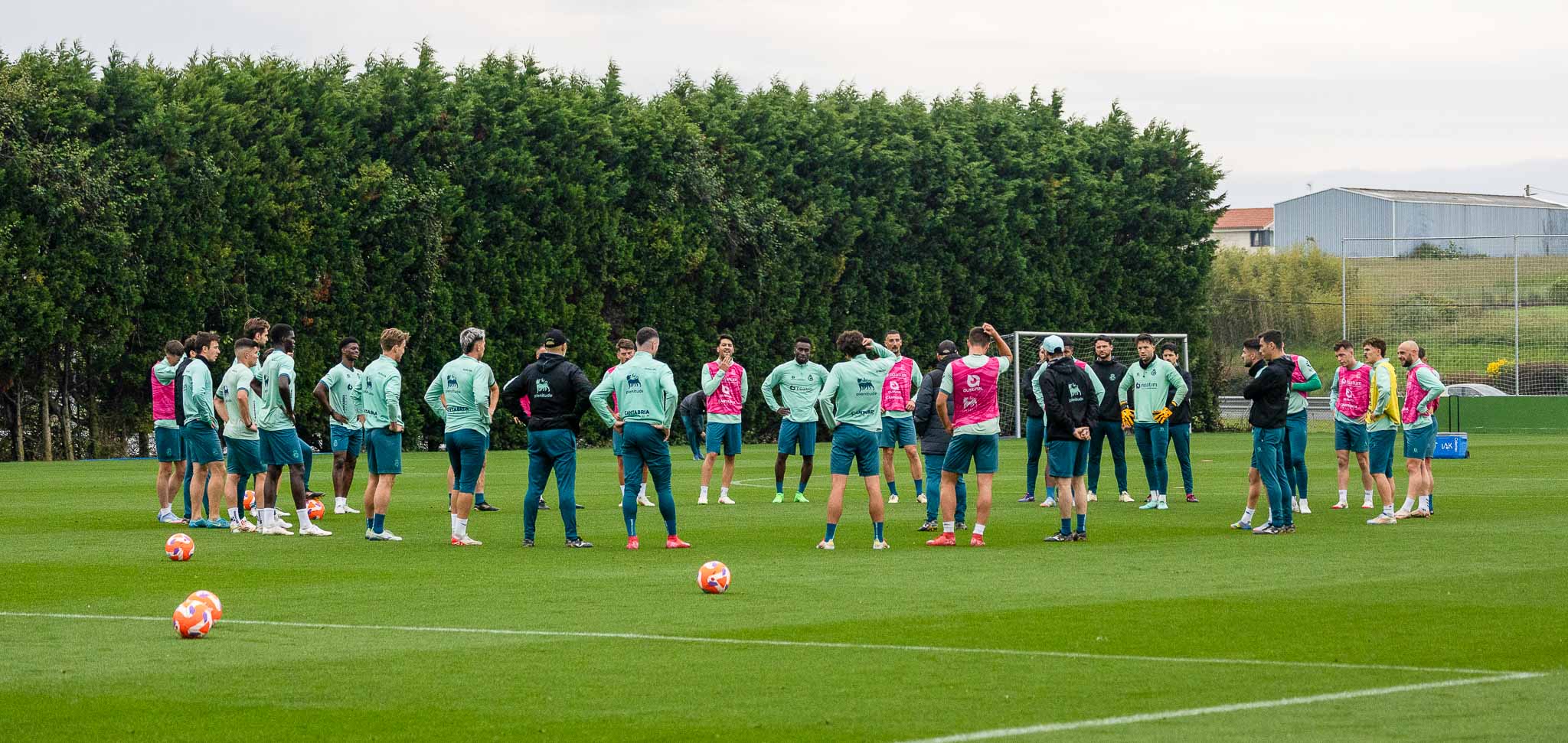 Los jugadores atienden las explicaciones de José Alberto.