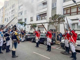 Las tropas dispararon sus fusiles durante el recorrido.