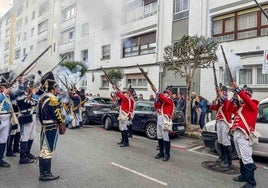 Las tropas dispararon sus fusiles durante el recorrido.