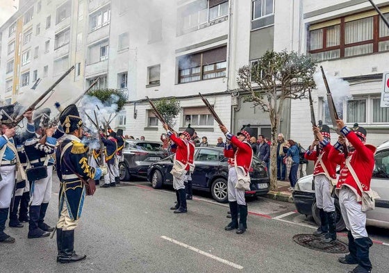 Las tropas dispararon sus fusiles durante el recorrido.