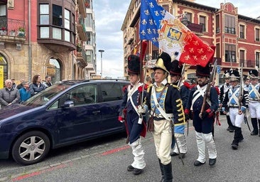 Los soldados desfilaron ataviados con sus uniformes.
