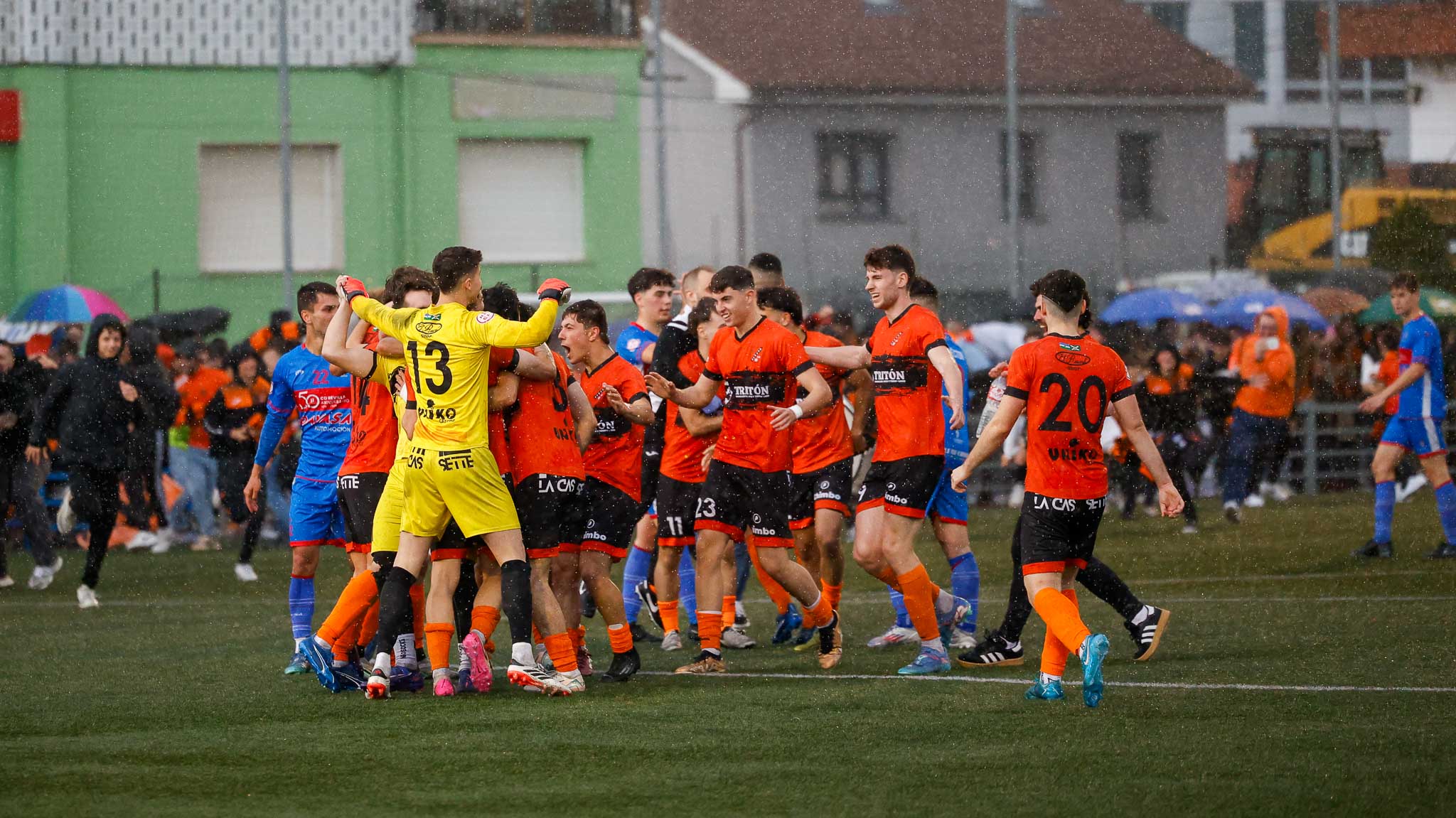 Alegría desbordada de los jugadores del Sámano al finalizar el partido.