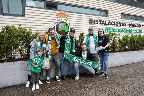 Los cuatro hinchas 'suecos' del Racing, con los aficionados y socios que les han dejado sus carnés o dado entradas.