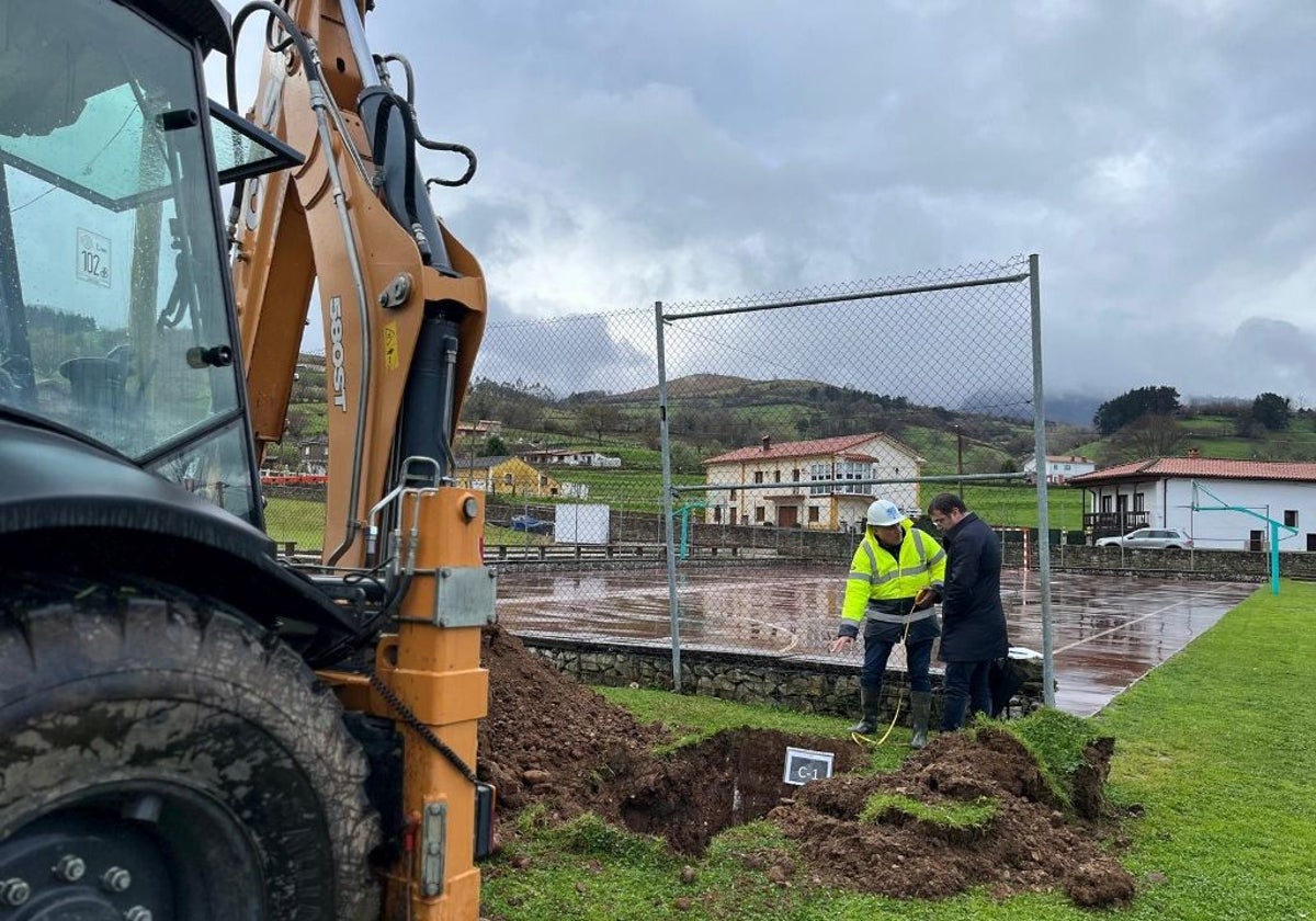 Fomento licita la construcción de una cubierta para la pista polideportiva de Silió