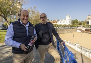 Fernando Ezquerro, presidente del Consejo Regulador de la DOCa Rioja, y Pablo Franco, director técnico, en El Sardinero, durante su visita a la capital cántabra.