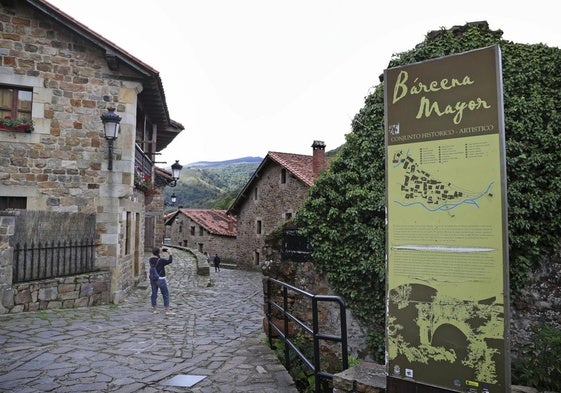 La entrada de la localidad de Bárcena Mayor, en el municipio de Los Tojos.