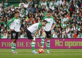 Andrés Martín, agachado, e Íñigo Vicente se preparan para lanzar una falta. A la izquierda, Mario García.