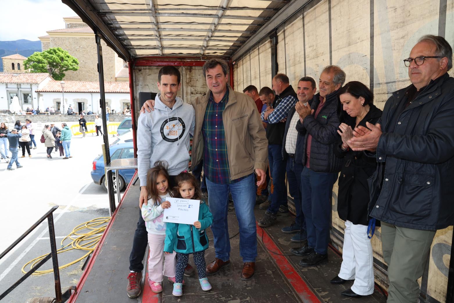 Enrique Sabarís entregó el premio a Abel Ruesga