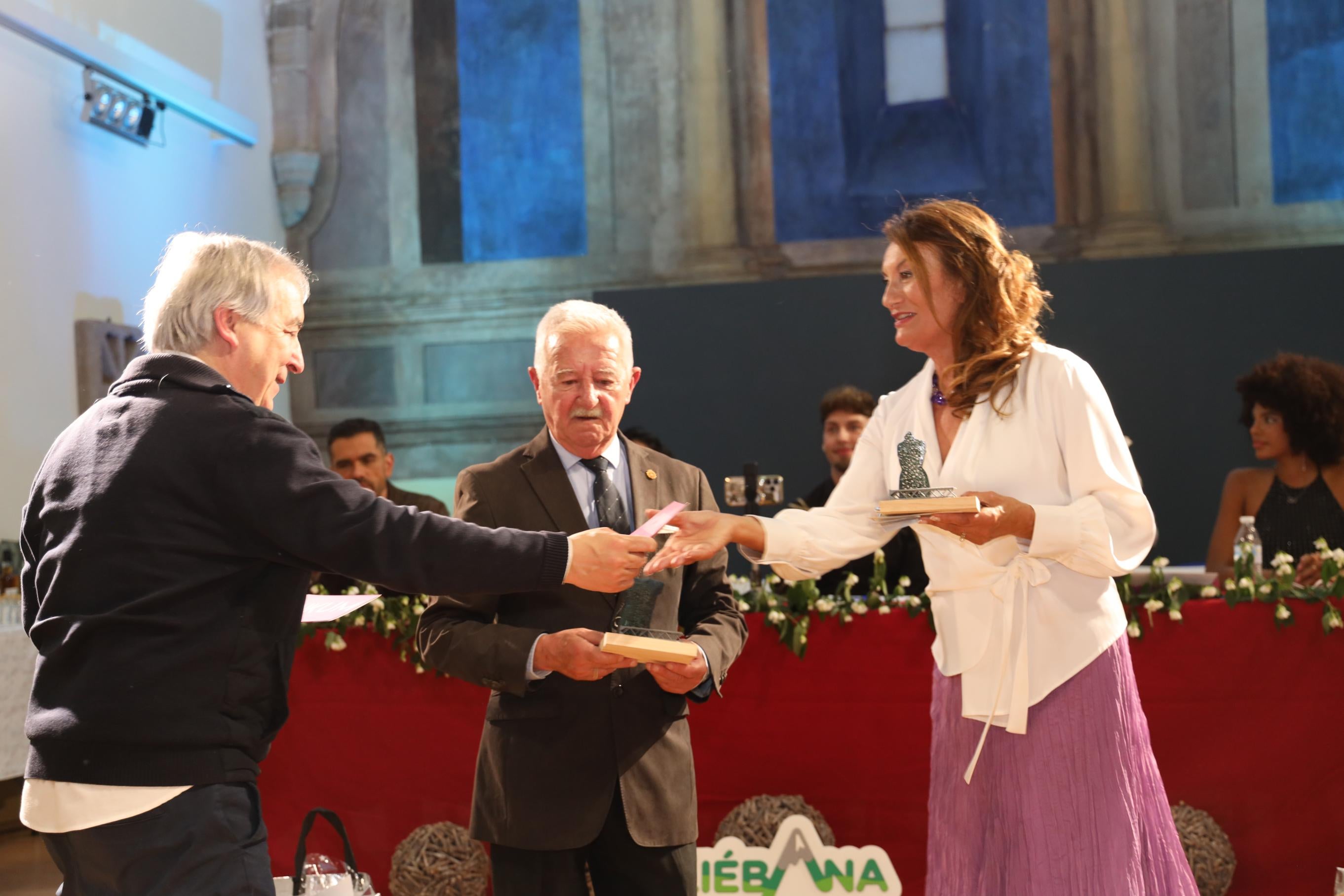 Javier Gómez, presidente de la Mancomunidad de Liébana y Peñarrubia, entregó un regalo a los ganadores en la categoría Senior y Platino