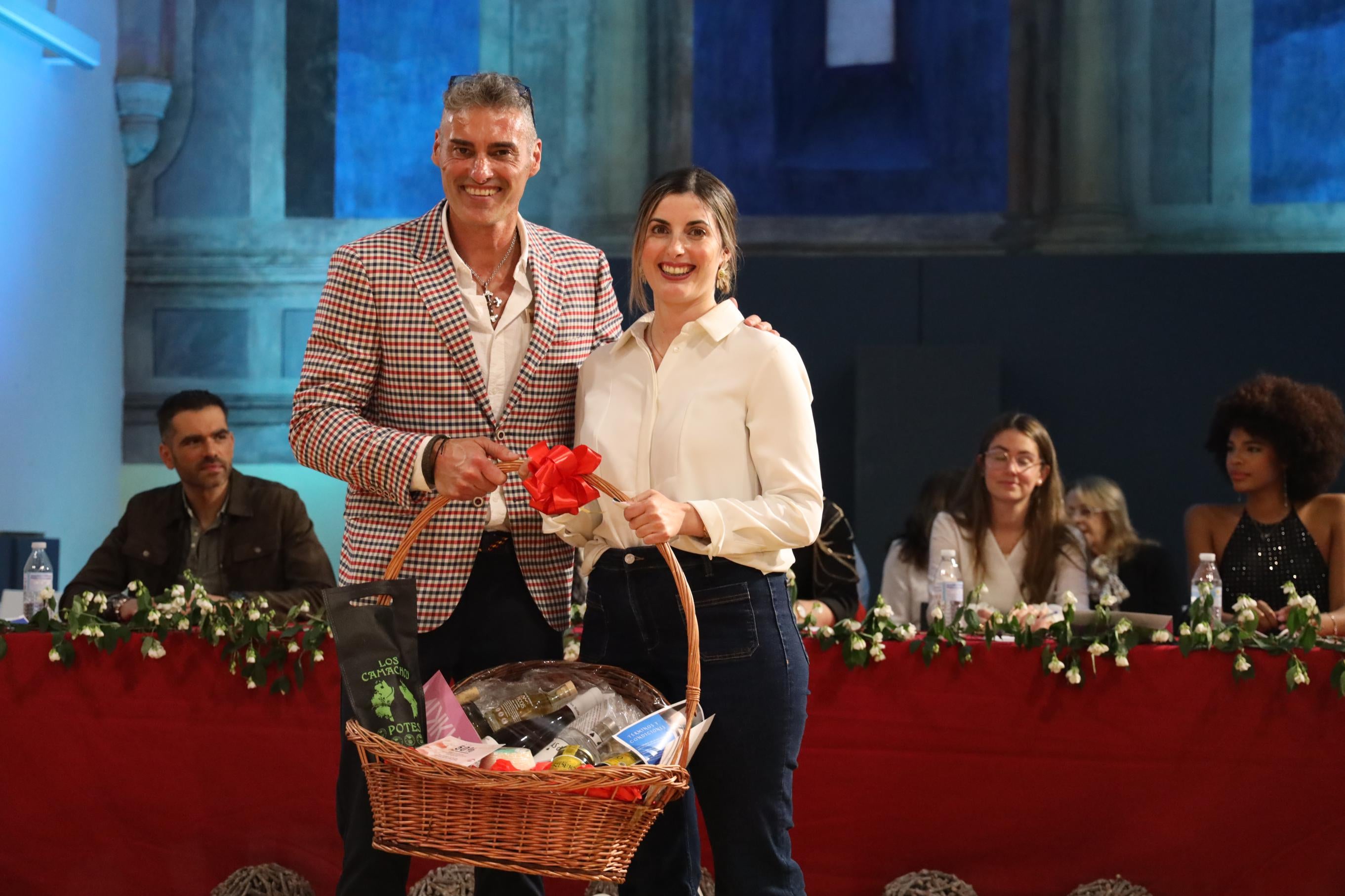 Agustín de Lozar entregó la cesta con productos locales a la ganadora del sorteo