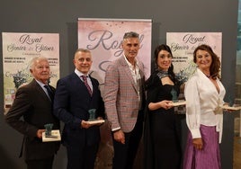 Agustín de Lozar, organizador del certamen, junto a los cuatro ganadores