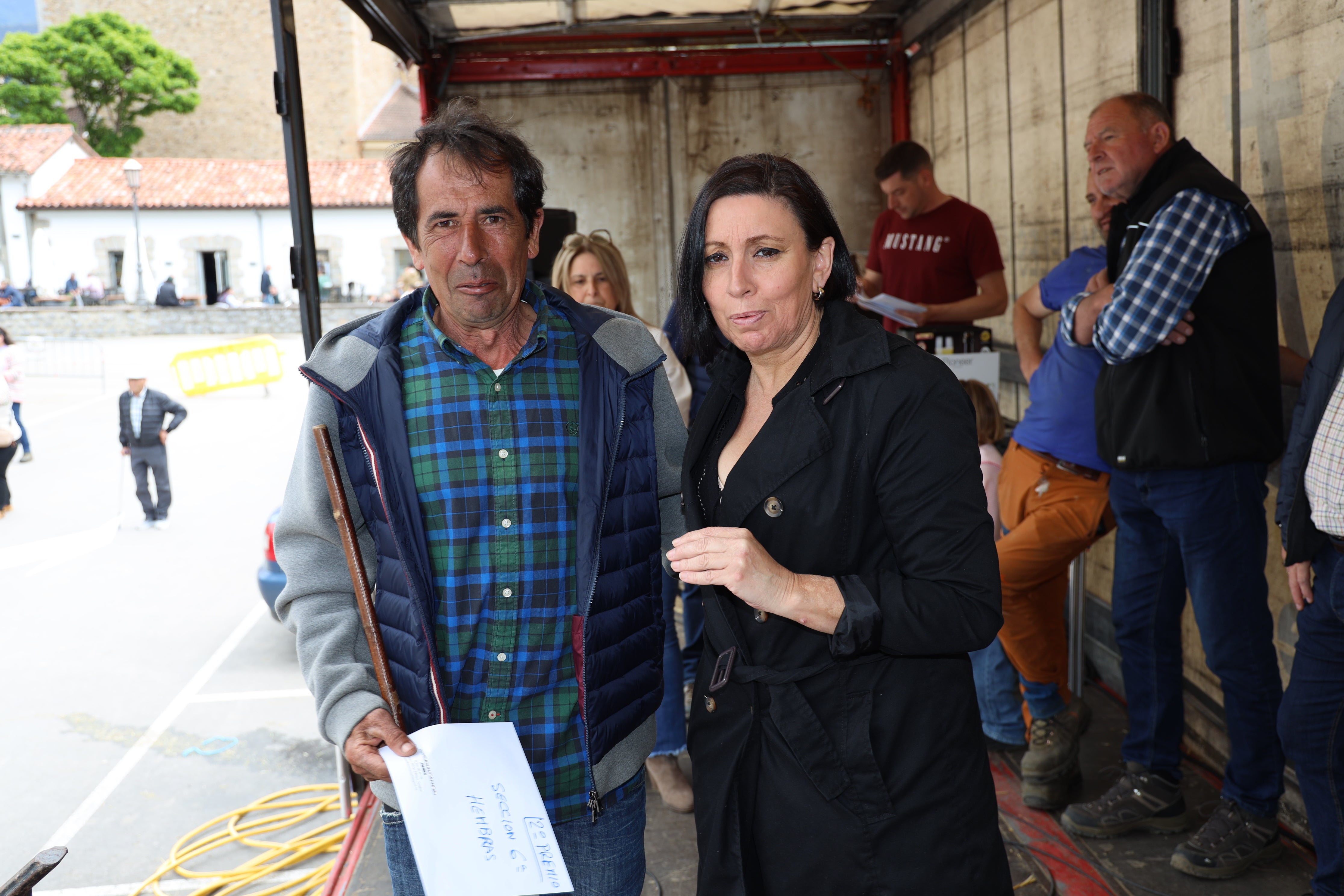 Eva Cotera, teniente de alcalde del ayuntamiento de Potes entregó el premio a Honorio Gutiérrez