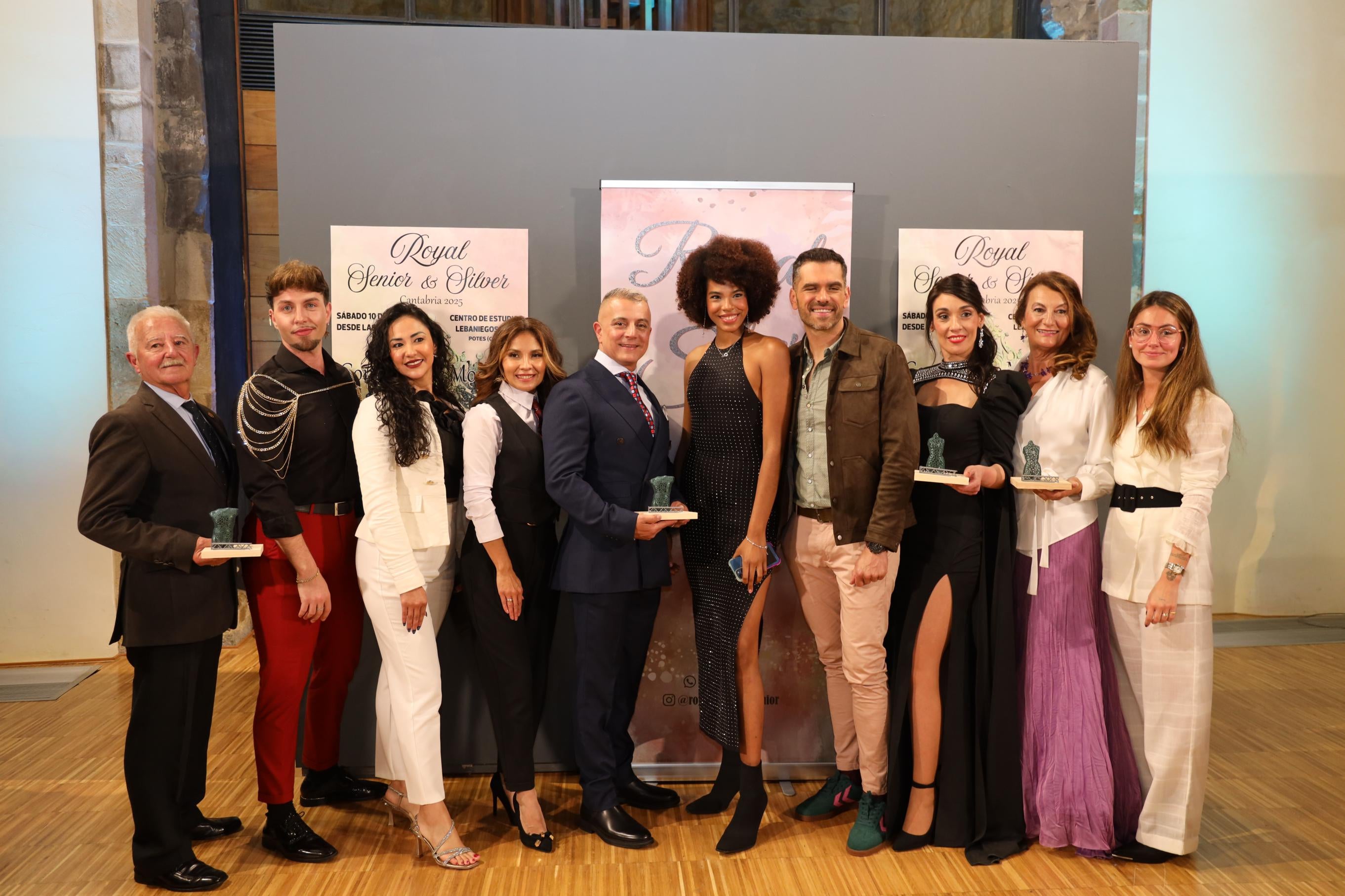 El jurado junto a los ganadores del certamen