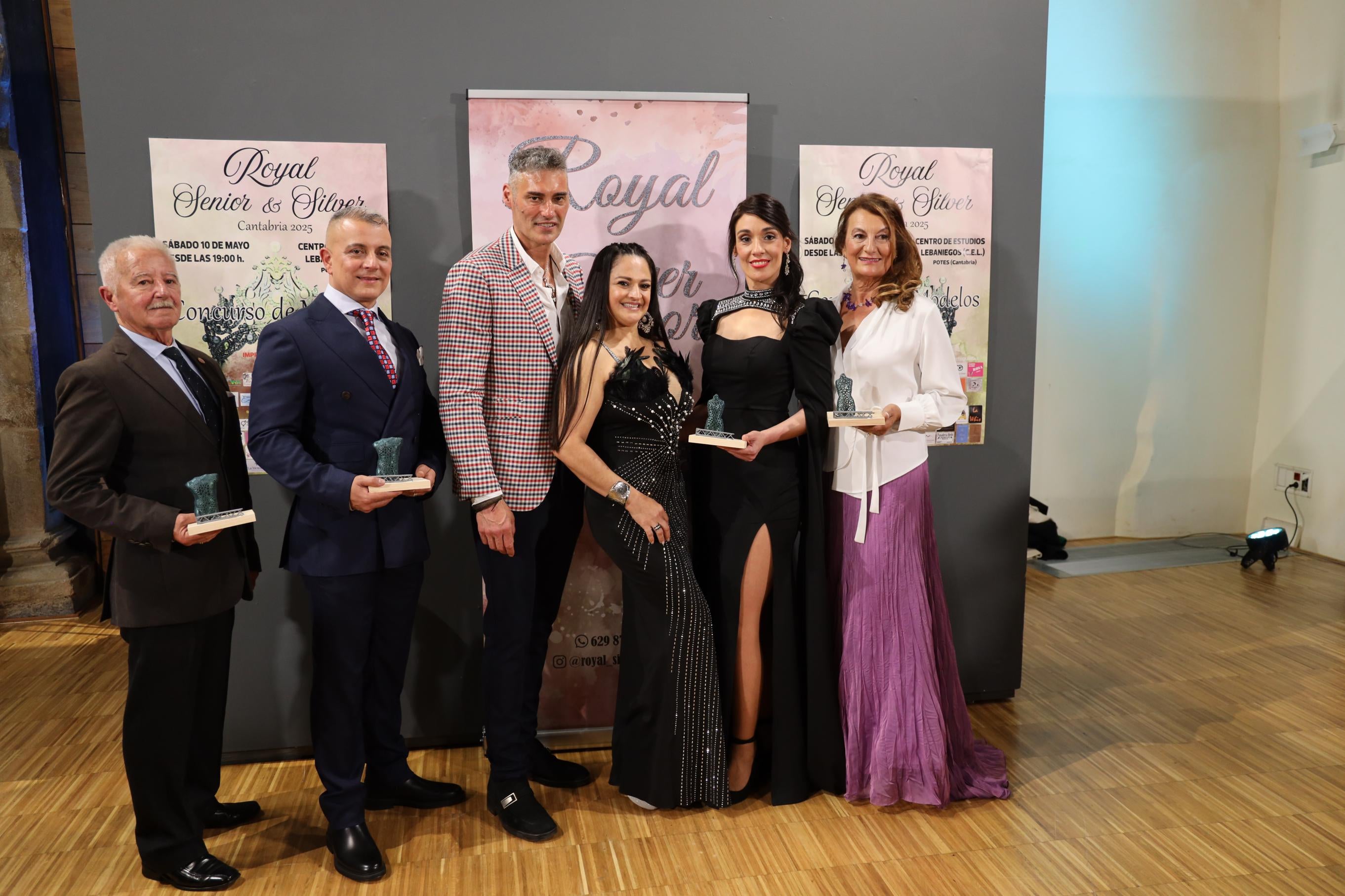 Agustín de Lozar y Johanna Marcela Balcazar, junto a los ganadores del certamen