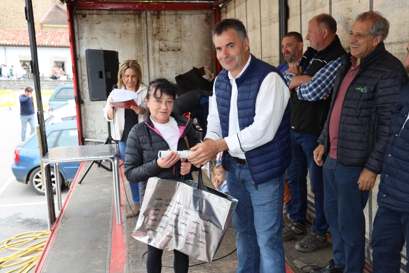 José Ignacio Gómez entregó el premio a Yenifer Llorian 