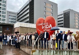 Un grupo de homenajeados en la 55º Asamblea General de la Asociación-Hermandad Donantes de Cantabria, frente al Hospital de Valdecilla, en Santander.