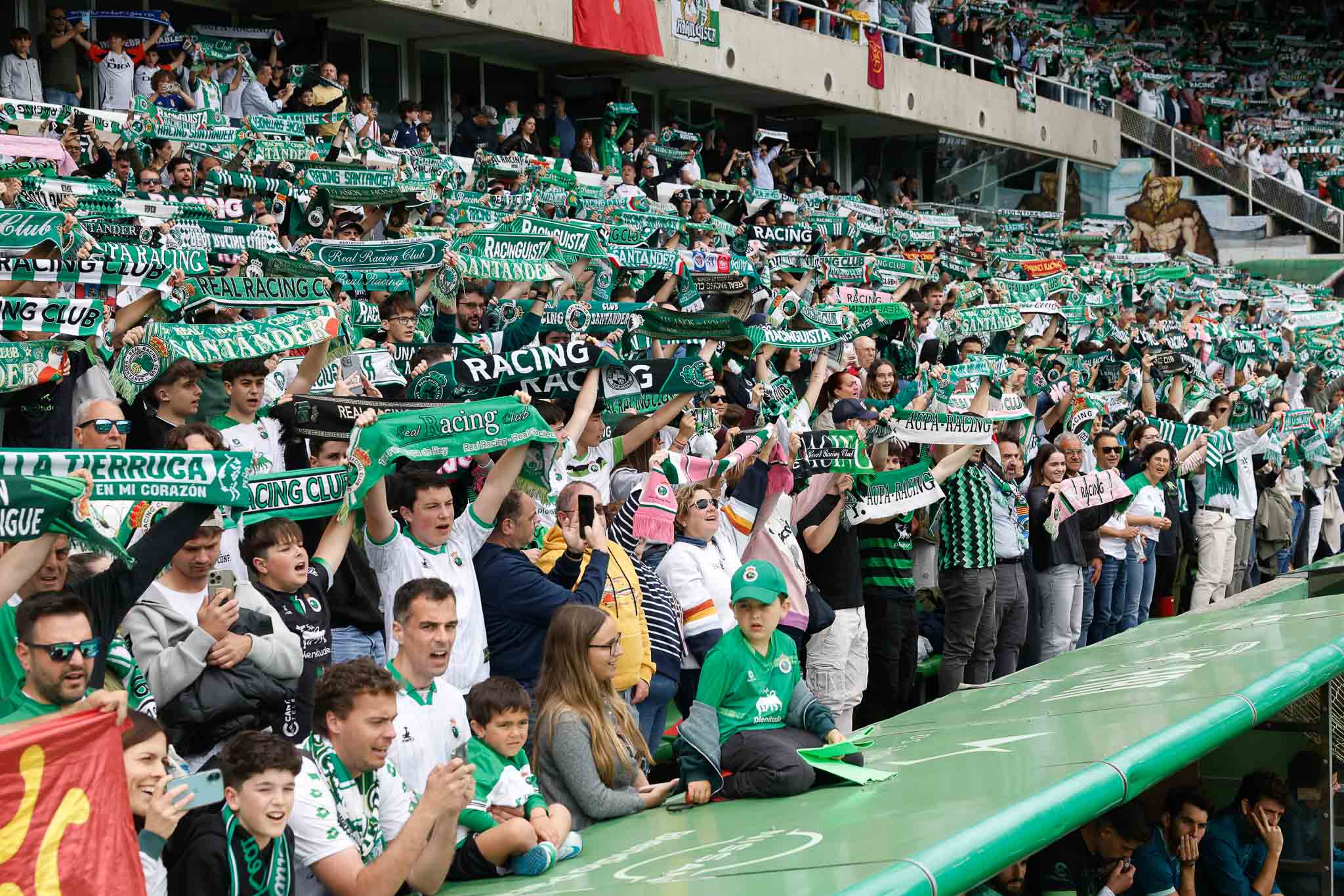 La afición racinguista en Preferencia Oeste, durante 'La Fuente de Cacho'.