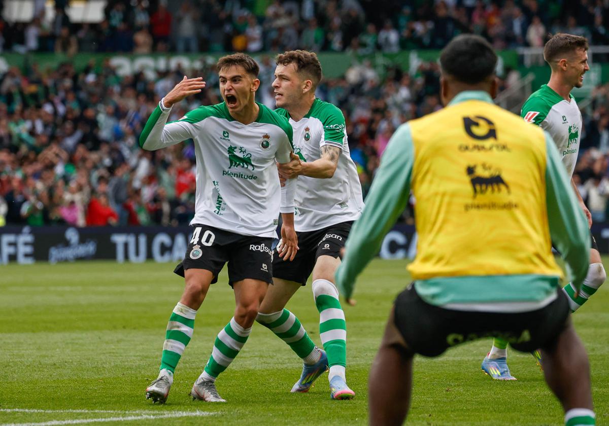 Mario García celebra, junto a Íñigo Vicente, el gol del empate racinguista.