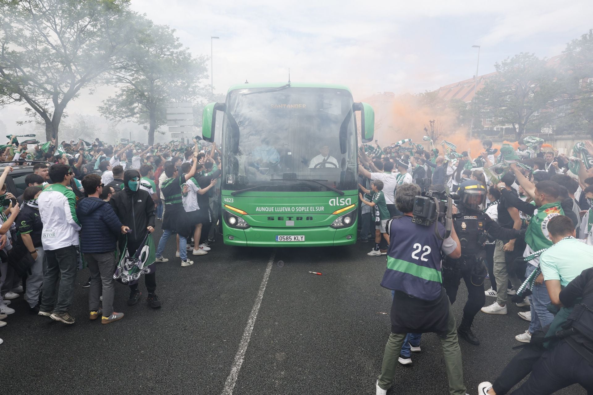 El autobús que trasladaba a los jugadores, entre aficionados y humo de bengalas.