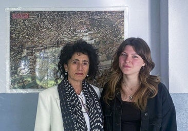 Azucena Vidal Abad y Valeria Cosío Faces, profesora y alumna del IES Manuel Gutiérrez Aragón, que han participado en el certamen 'Ciceronianum'.